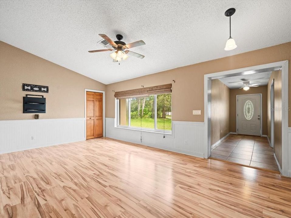 合同活跃: $269,900 (4 贝兹, 2 浴室, 1720 平方英尺)