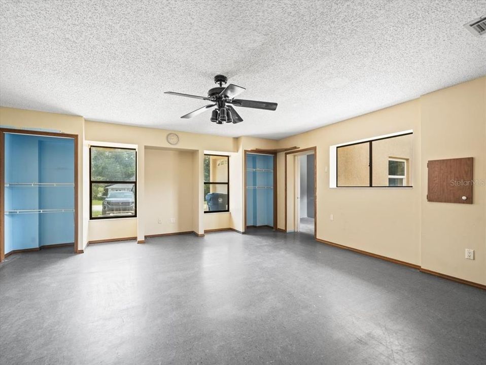 合同活跃: $269,900 (4 贝兹, 2 浴室, 1720 平方英尺)