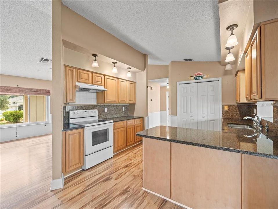 合同活跃: $269,900 (4 贝兹, 2 浴室, 1720 平方英尺)