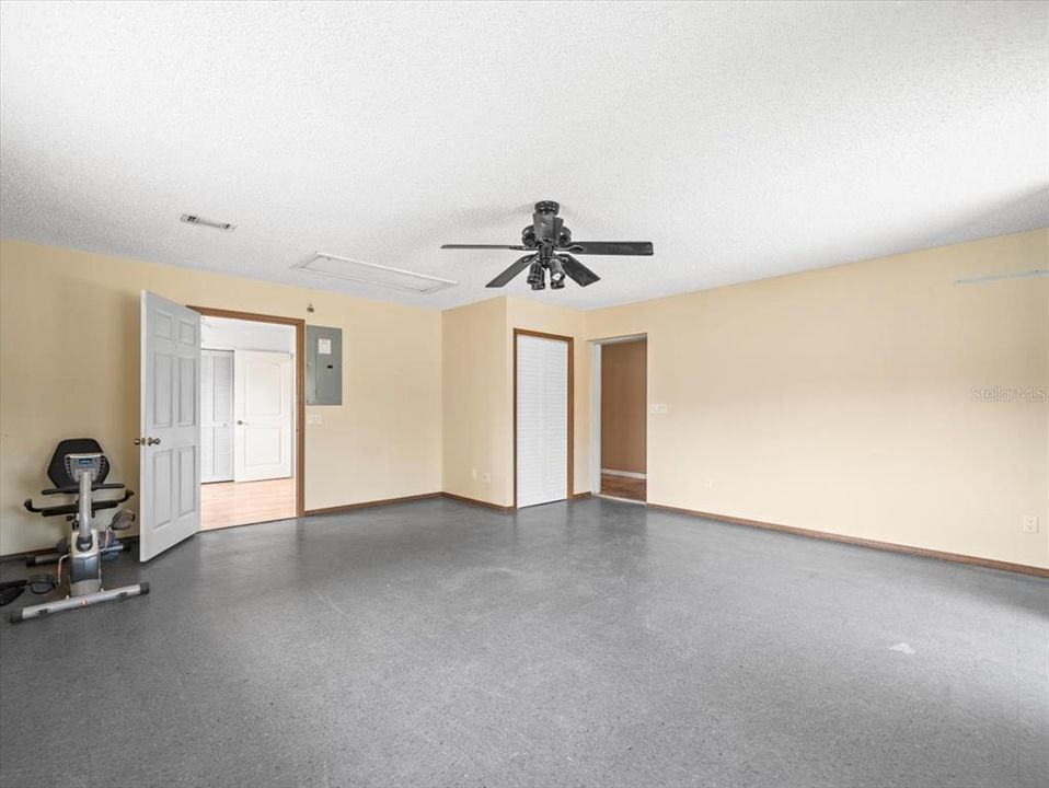 合同活跃: $269,900 (4 贝兹, 2 浴室, 1720 平方英尺)