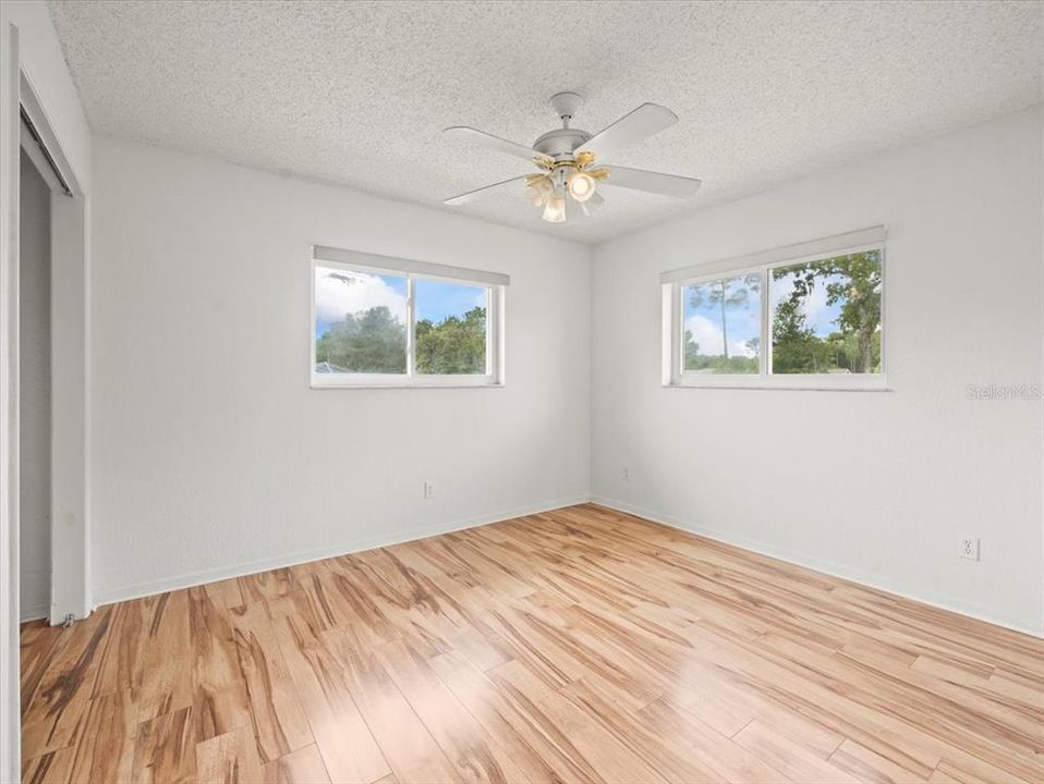 合同活跃: $269,900 (4 贝兹, 2 浴室, 1720 平方英尺)