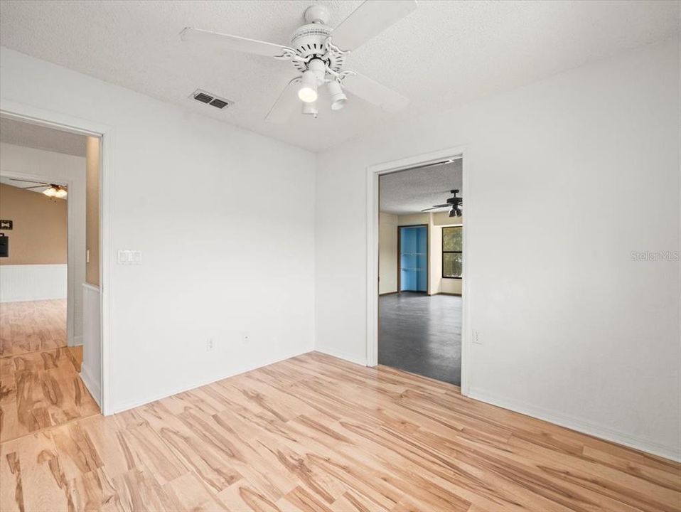 合同活跃: $269,900 (4 贝兹, 2 浴室, 1720 平方英尺)