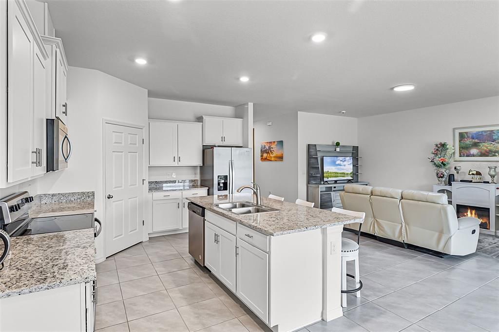 En Venta: $374,900 (4 camas, 2 baños, 2046 Pies cuadrados)