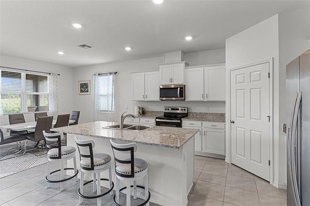 En Venta: $374,900 (4 camas, 2 baños, 2046 Pies cuadrados)