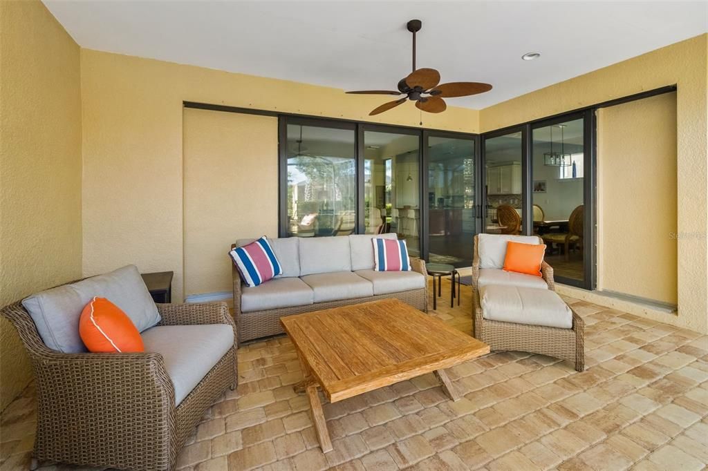 Activo con contrato: $899,000 (4 camas, 4 baños, 3691 Pies cuadrados)