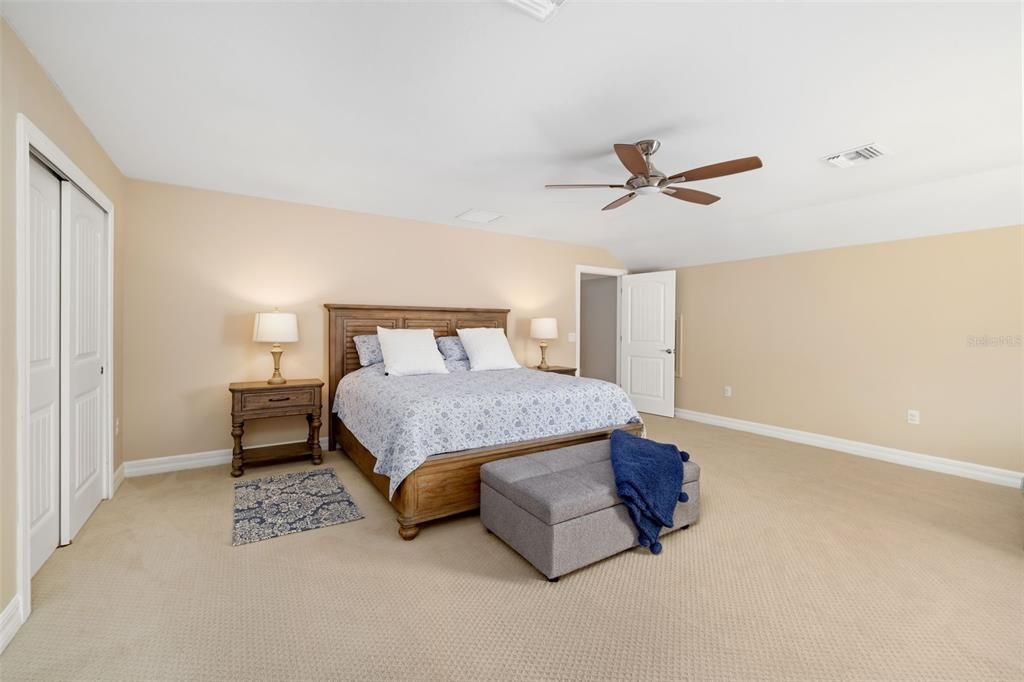 Activo con contrato: $899,000 (4 camas, 4 baños, 3691 Pies cuadrados)