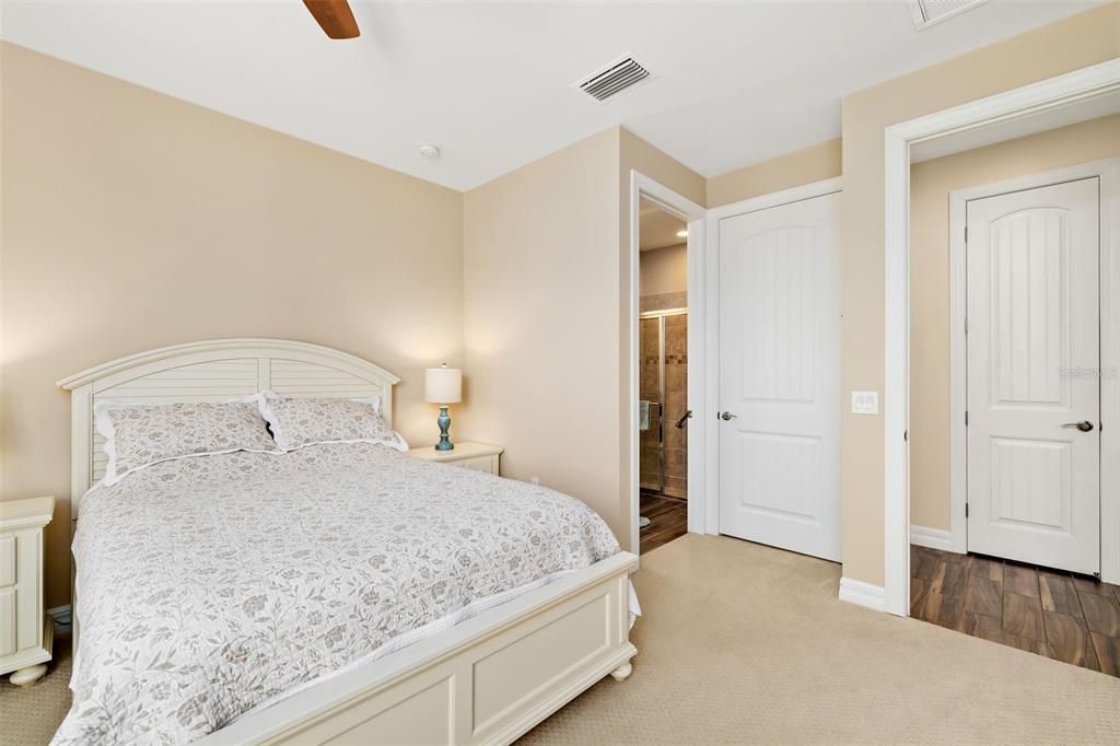 Activo con contrato: $899,000 (4 camas, 4 baños, 3691 Pies cuadrados)