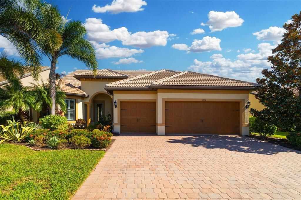 Activo con contrato: $899,000 (4 camas, 4 baños, 3691 Pies cuadrados)