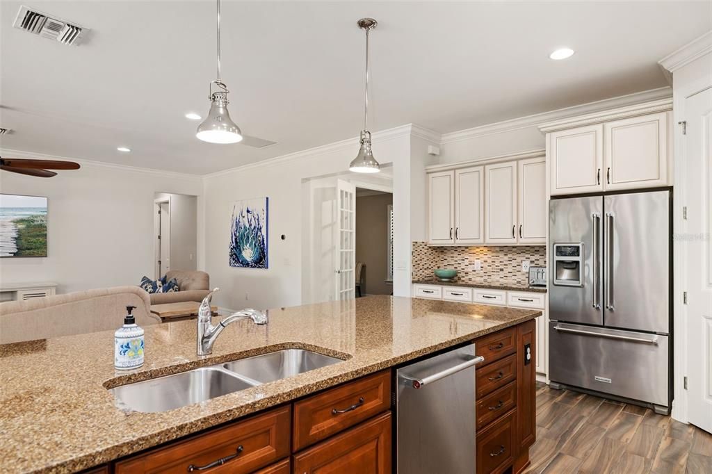 Activo con contrato: $899,000 (4 camas, 4 baños, 3691 Pies cuadrados)