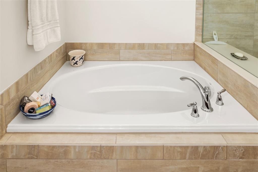 Activo con contrato: $899,000 (4 camas, 4 baños, 3691 Pies cuadrados)