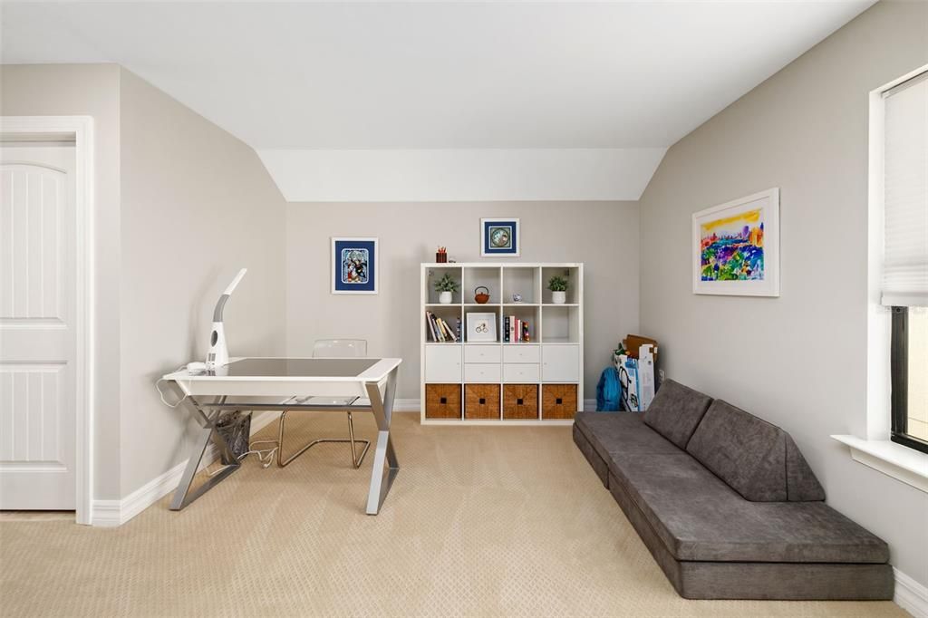 Activo con contrato: $899,000 (4 camas, 4 baños, 3691 Pies cuadrados)