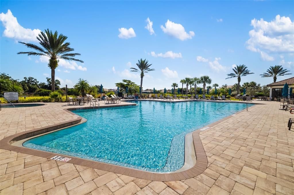 Activo con contrato: $899,000 (4 camas, 4 baños, 3691 Pies cuadrados)