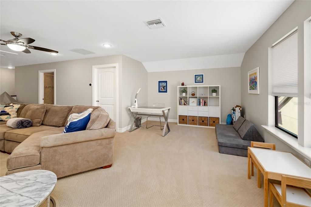 Activo con contrato: $899,000 (4 camas, 4 baños, 3691 Pies cuadrados)