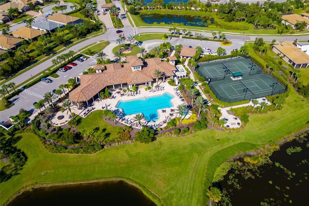 Activo con contrato: $899,000 (4 camas, 4 baños, 3691 Pies cuadrados)