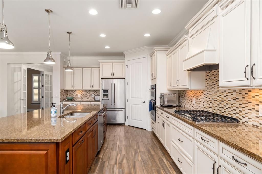 Activo con contrato: $899,000 (4 camas, 4 baños, 3691 Pies cuadrados)