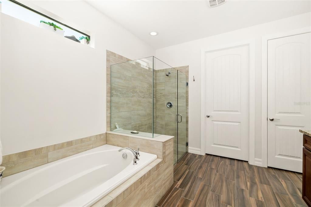 Activo con contrato: $899,000 (4 camas, 4 baños, 3691 Pies cuadrados)