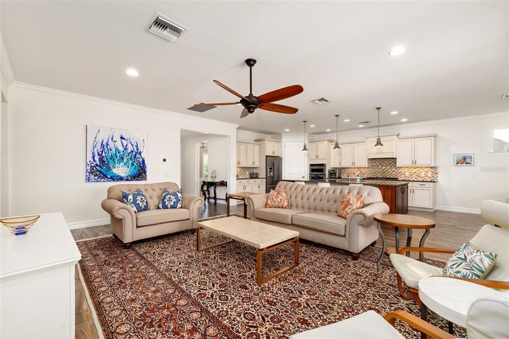 Activo con contrato: $899,000 (4 camas, 4 baños, 3691 Pies cuadrados)