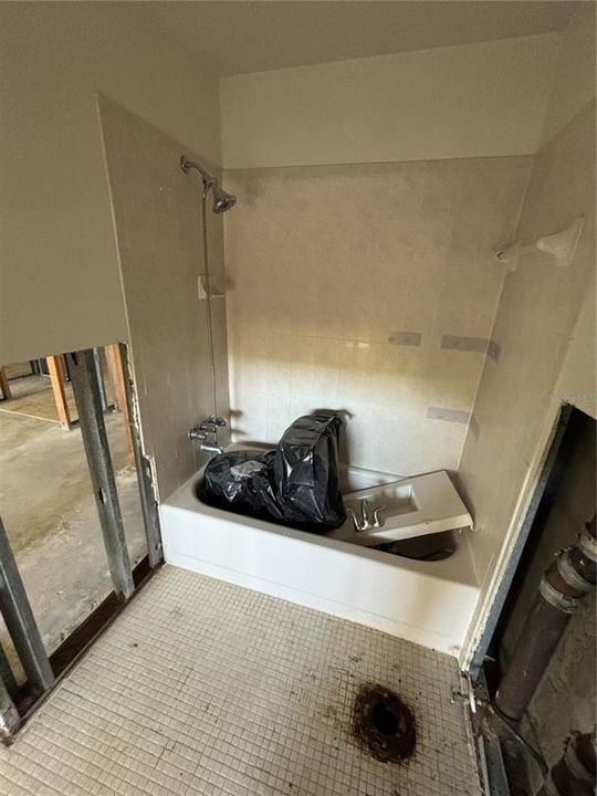 Activo con contrato: $109,900 (2 camas, 1 baños, 905 Pies cuadrados)