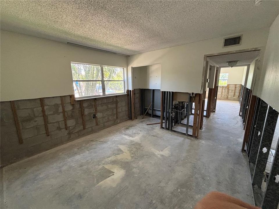 Activo con contrato: $109,900 (2 camas, 1 baños, 905 Pies cuadrados)