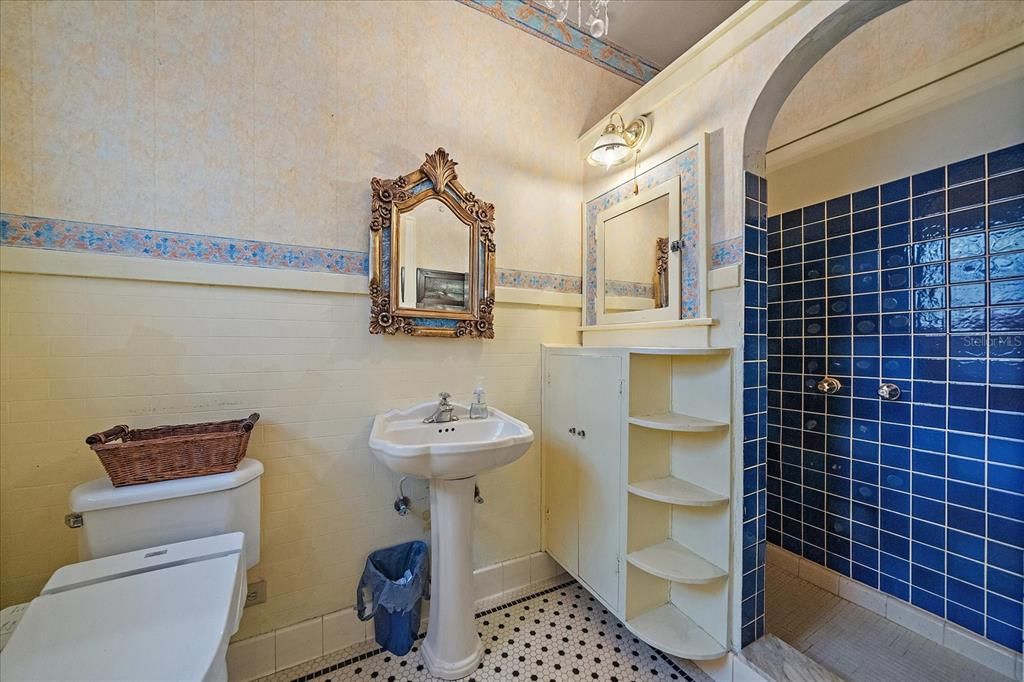 For Sale: $2,000,000 (6 beds, 5 baths, 4512 Square Feet)