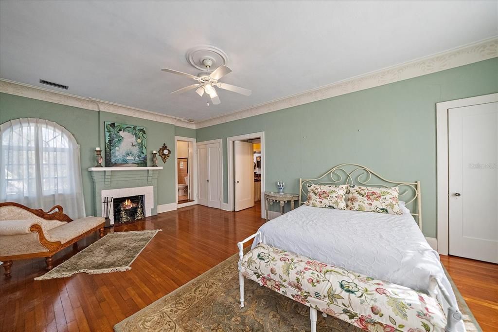 For Sale: $2,000,000 (6 beds, 5 baths, 4512 Square Feet)