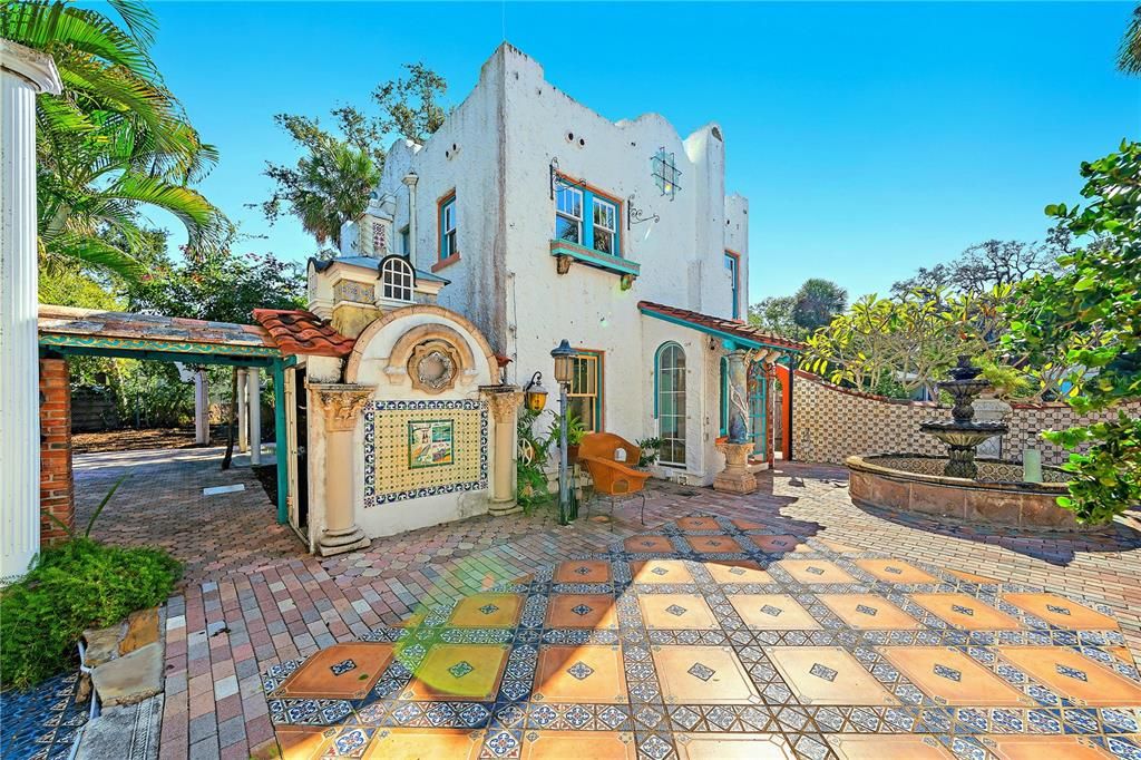 For Sale: $2,000,000 (6 beds, 5 baths, 4512 Square Feet)