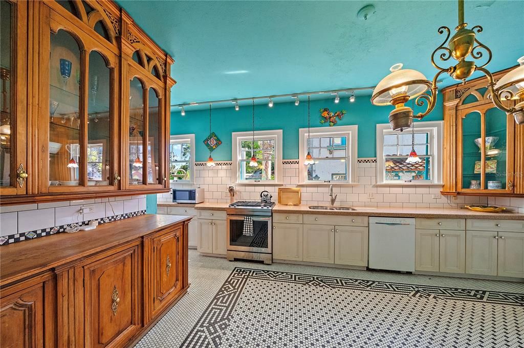 For Sale: $2,000,000 (6 beds, 5 baths, 4512 Square Feet)