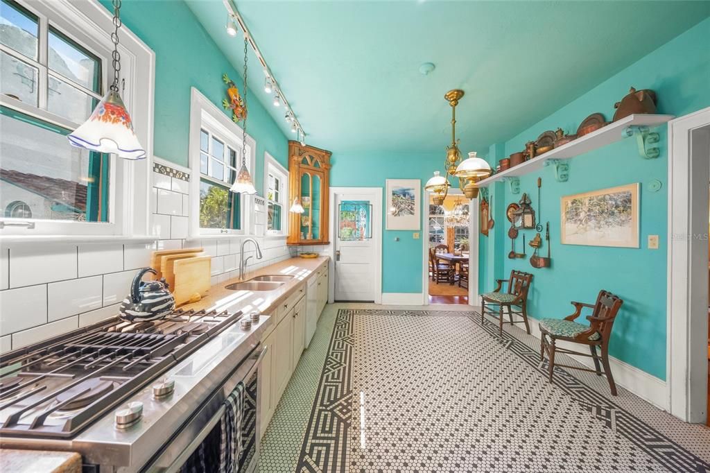 For Sale: $2,000,000 (6 beds, 5 baths, 4512 Square Feet)