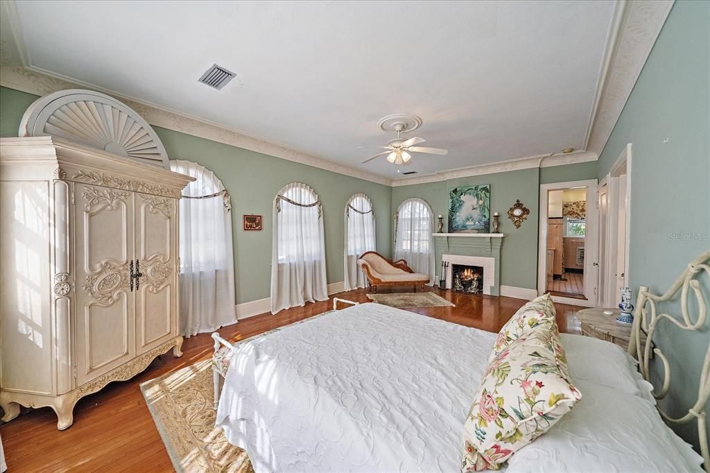 For Sale: $2,000,000 (6 beds, 5 baths, 4512 Square Feet)