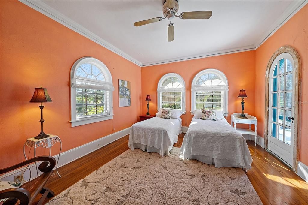 For Sale: $2,000,000 (6 beds, 5 baths, 4512 Square Feet)