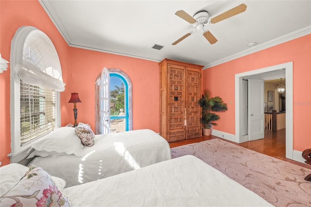 For Sale: $2,000,000 (6 beds, 5 baths, 4512 Square Feet)