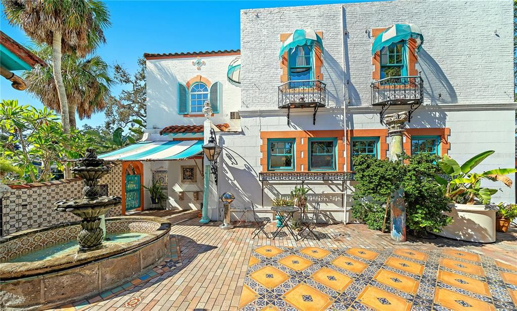 For Sale: $2,000,000 (6 beds, 5 baths, 4512 Square Feet)