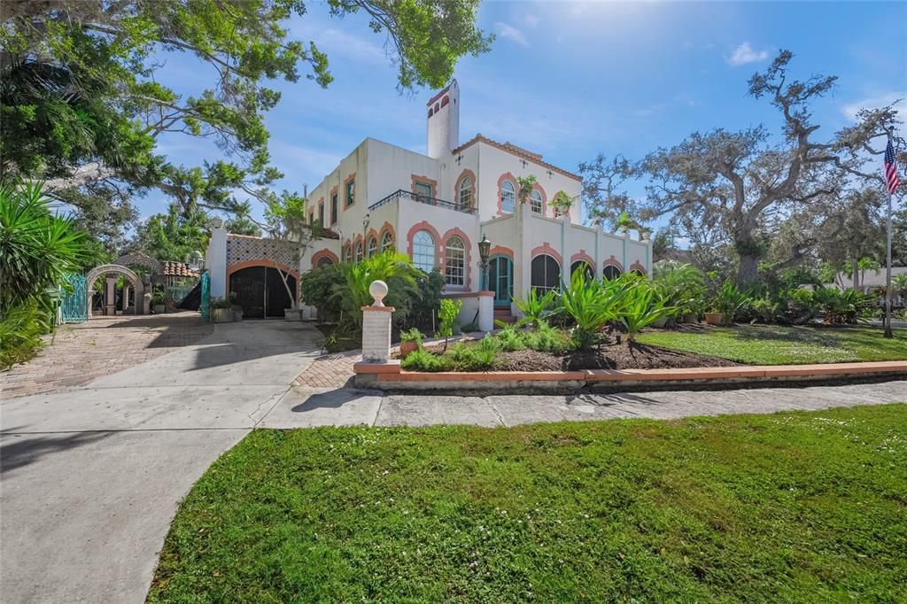 For Sale: $2,000,000 (6 beds, 5 baths, 4512 Square Feet)
