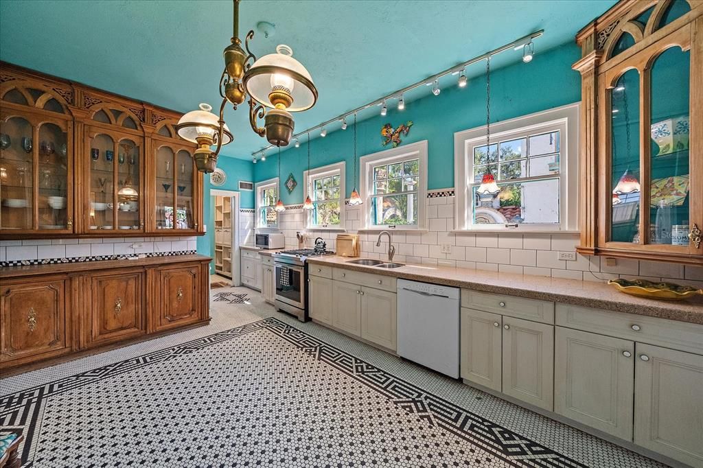 For Sale: $2,000,000 (6 beds, 5 baths, 4512 Square Feet)