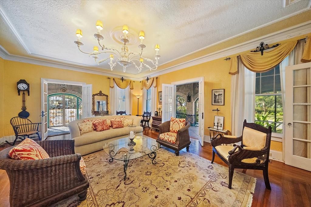 For Sale: $2,000,000 (6 beds, 5 baths, 4512 Square Feet)