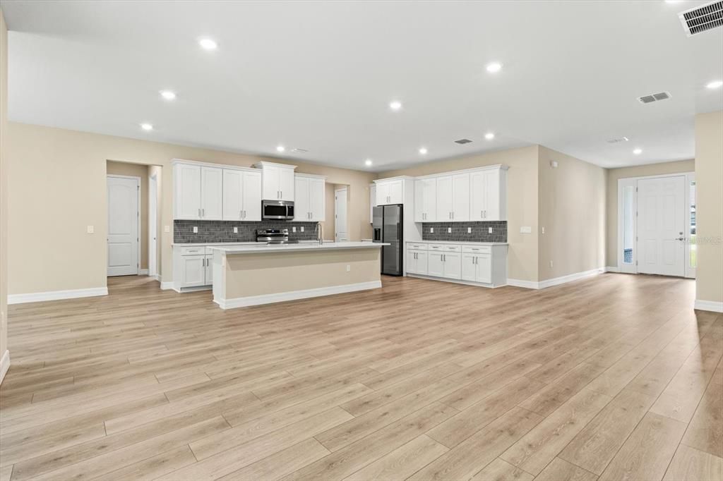 Active With Contract: $475,000 (4 beds, 3 baths, 2478 Square Feet)