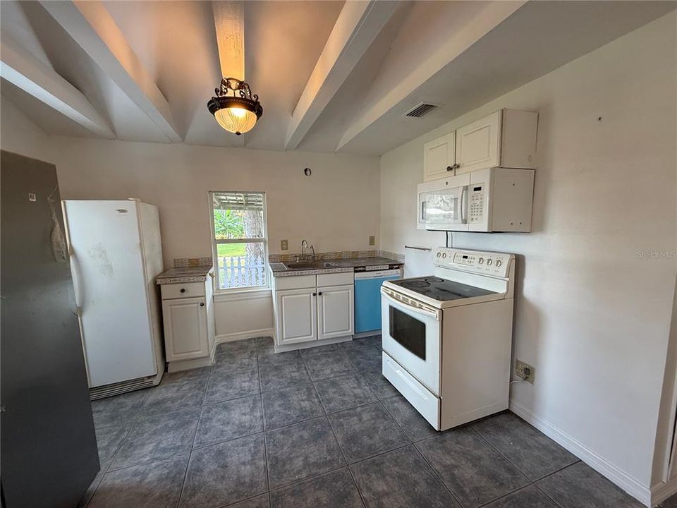 For Sale: $135,000 (2 beds, 1 baths, 680 Square Feet)