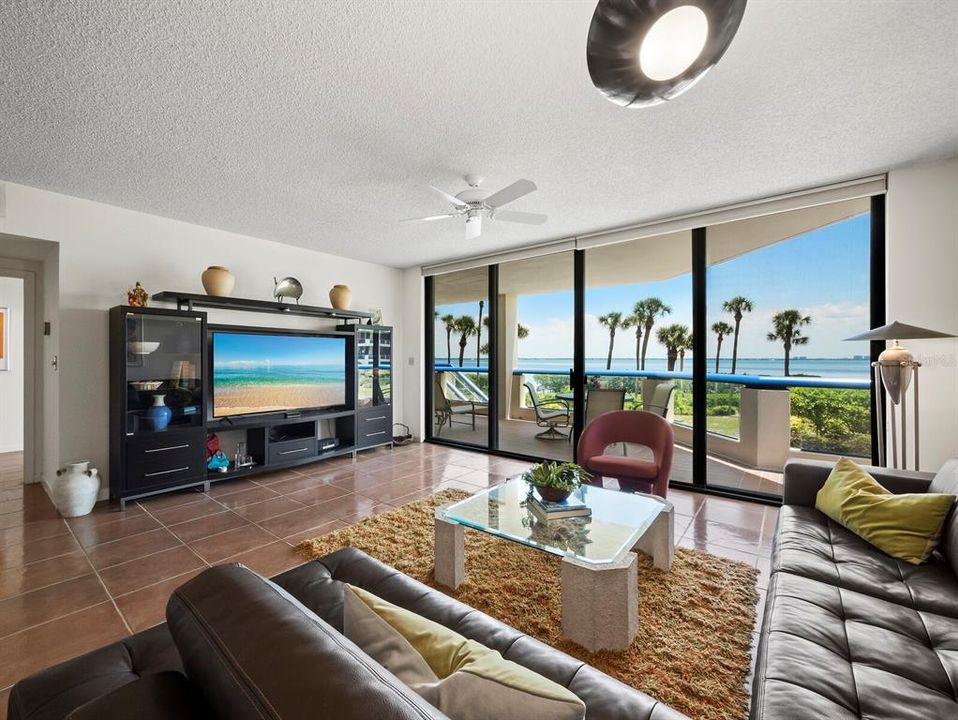 Под контрактом: $799,000 (3 спален, 2 ванн, 2039 Квадратных фут)