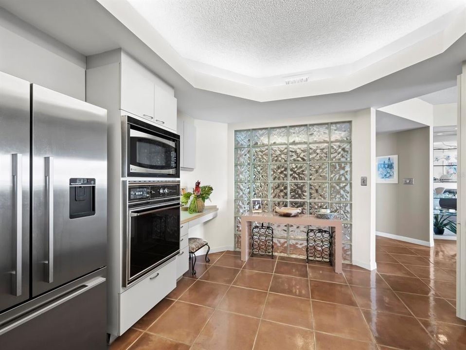 Под контрактом: $799,000 (3 спален, 2 ванн, 2039 Квадратных фут)