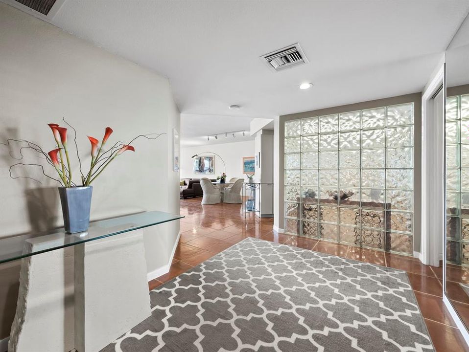 Под контрактом: $799,000 (3 спален, 2 ванн, 2039 Квадратных фут)