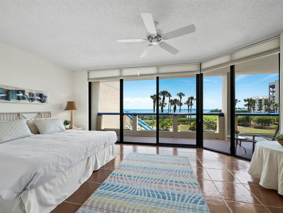 Под контрактом: $799,000 (3 спален, 2 ванн, 2039 Квадратных фут)