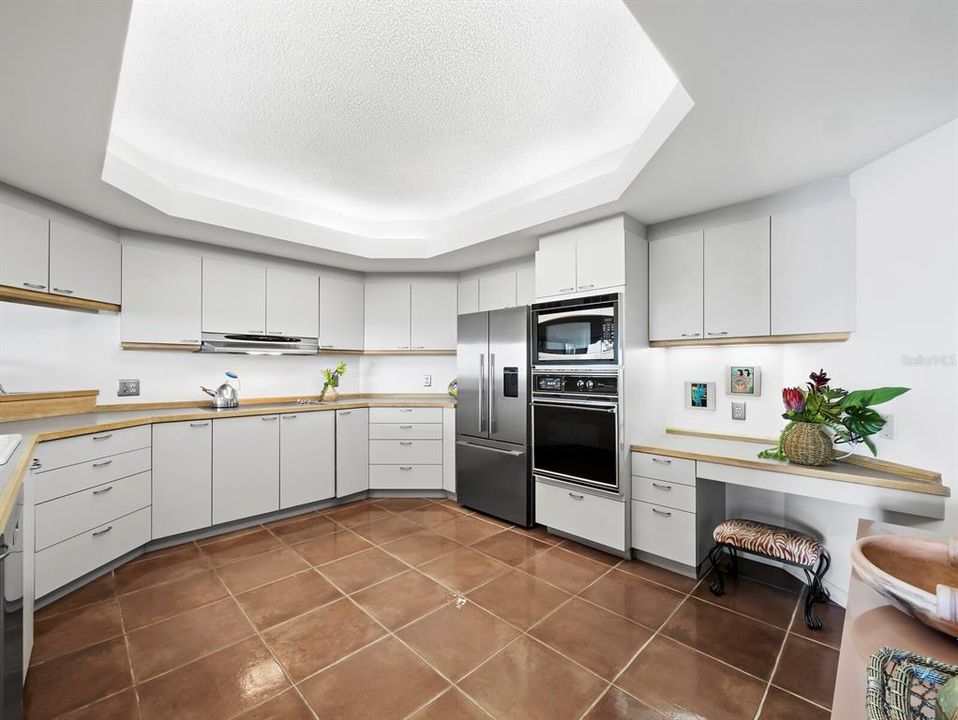 Под контрактом: $799,000 (3 спален, 2 ванн, 2039 Квадратных фут)