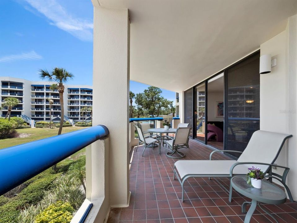 Под контрактом: $799,000 (3 спален, 2 ванн, 2039 Квадратных фут)