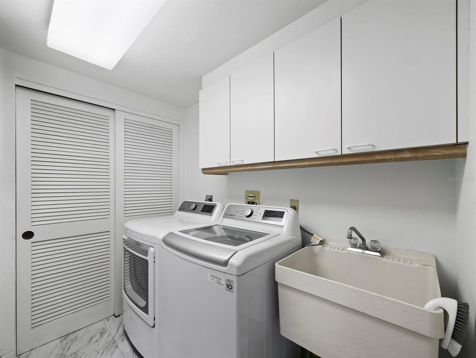 Под контрактом: $799,000 (3 спален, 2 ванн, 2039 Квадратных фут)