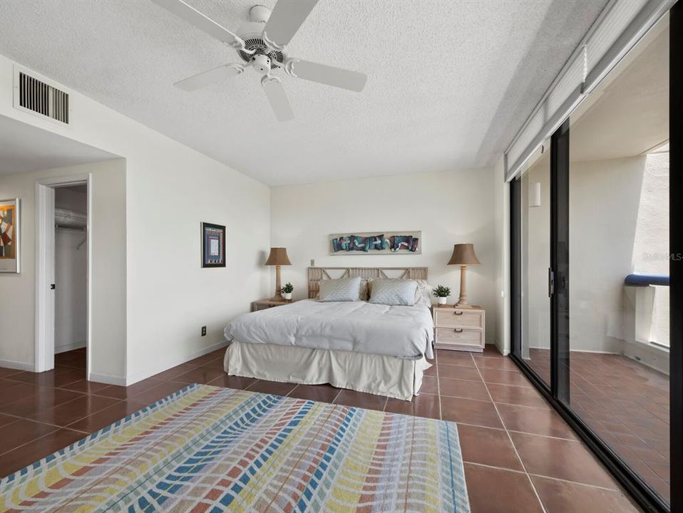 Под контрактом: $799,000 (3 спален, 2 ванн, 2039 Квадратных фут)