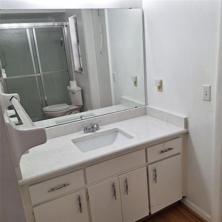 Activo con contrato: $2,500 (3 camas, 2 baños, 1558 Pies cuadrados)