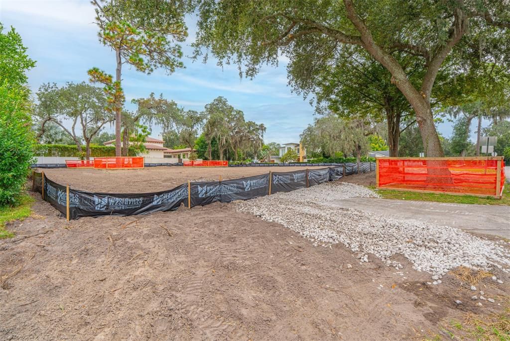 На продажу: $1,690,000 (0.51 acres)