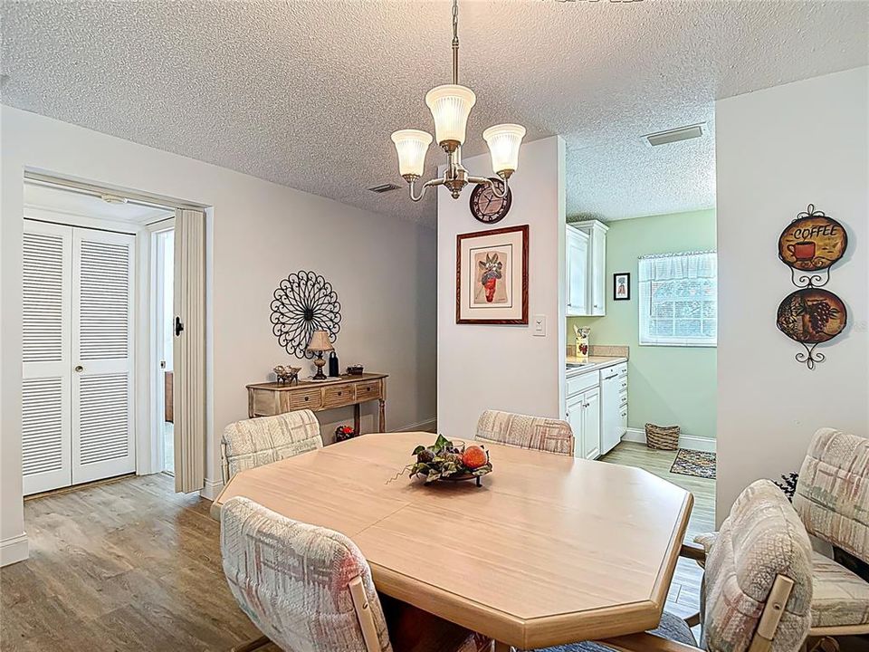 Под контрактом: $134,900 (2 спален, 2 ванн, 897 Квадратных фут)