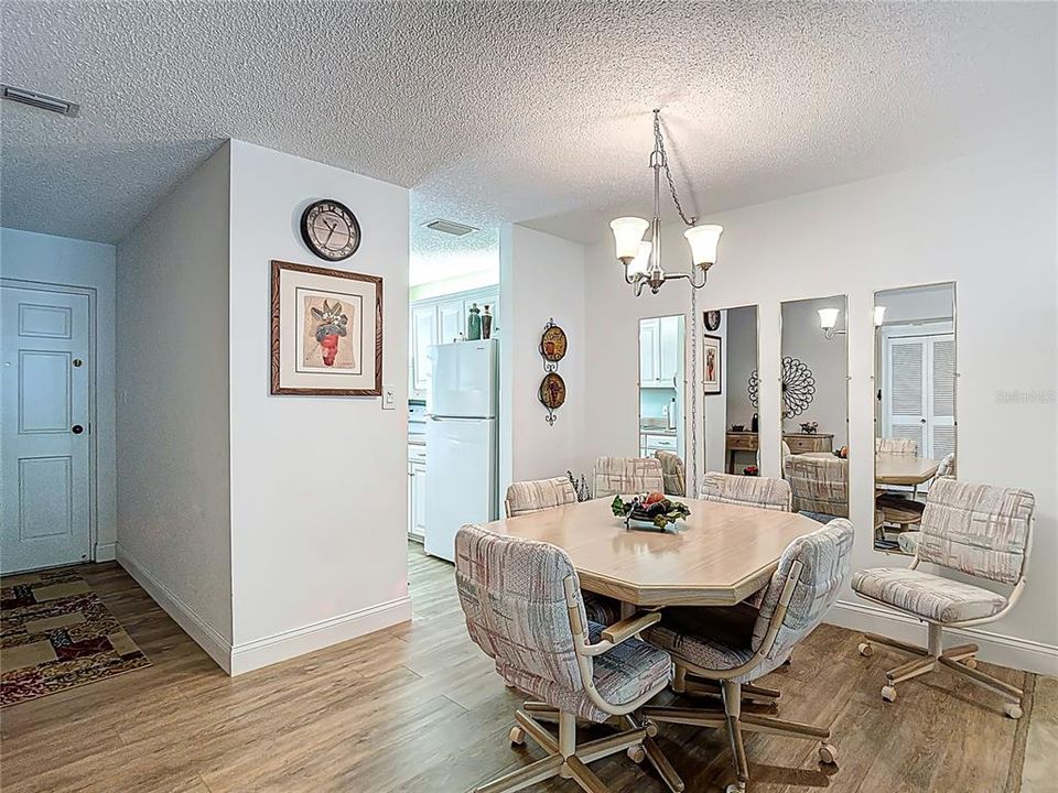 Под контрактом: $134,900 (2 спален, 2 ванн, 897 Квадратных фут)