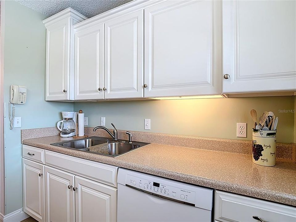 Под контрактом: $134,900 (2 спален, 2 ванн, 897 Квадратных фут)